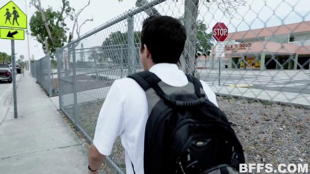 Превью Две подруги ласкают громадные палки парней в гостиной № 35161