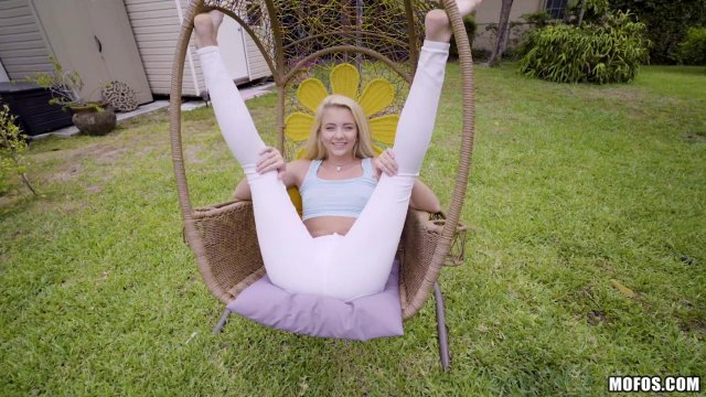 Превью Красотка на даче показала бритую щелку хуястому соседу № 35166