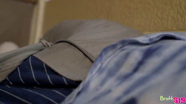 Превью Парень в костюме зайка трахает двух симпатичных девок в пизды № 35216