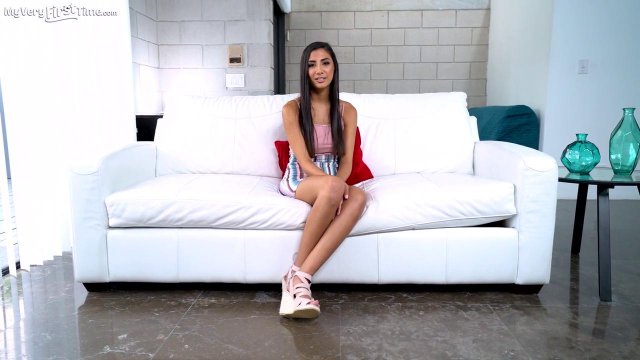 Превью Девушка полирует волосатый член мужика мягкой писечкой № 35234