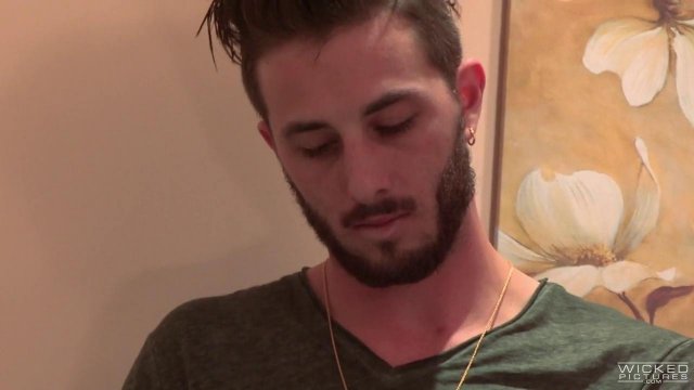 Бородатый парень полизал в ванной пилотку блондиночки