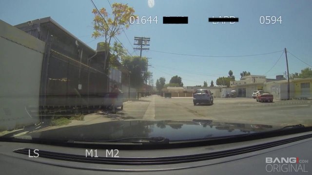 Превью Чернокожий коп на капоте машины выебал незнакомку № 35240