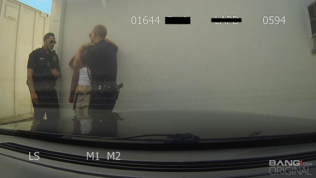 Превью Чернокожий коп на капоте машины выебал незнакомку № 35240