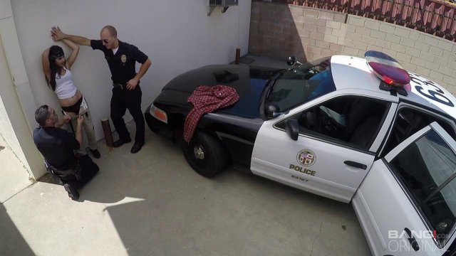 Превью Чернокожий коп на капоте машины выебал незнакомку № 35240