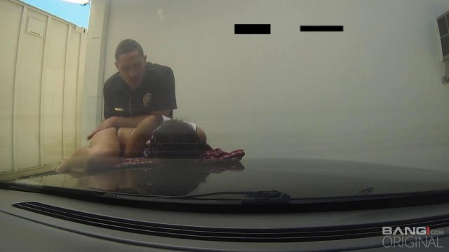 Превью Чернокожий коп на капоте машины выебал незнакомку № 35240