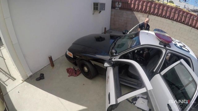 Превью Чернокожий коп на капоте машины выебал незнакомку № 35240