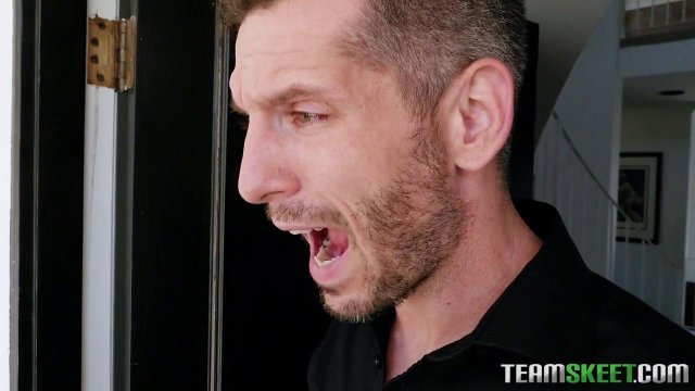 Превью Военный на кожаном диване отодрал в глубокую пизду соседку № 35290