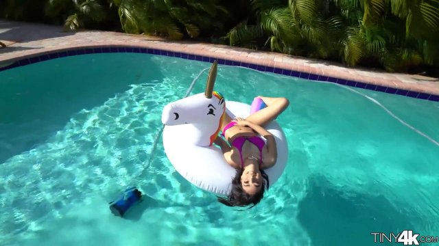 Превью Футболистка попрыгала пиздой на палке тренера и кончила № 35300