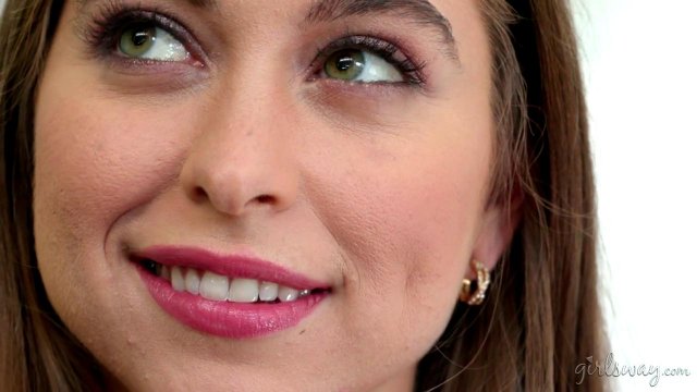 Превью Две лучшие подруги на белоснежном диване играют с мягкими щелками № 35333