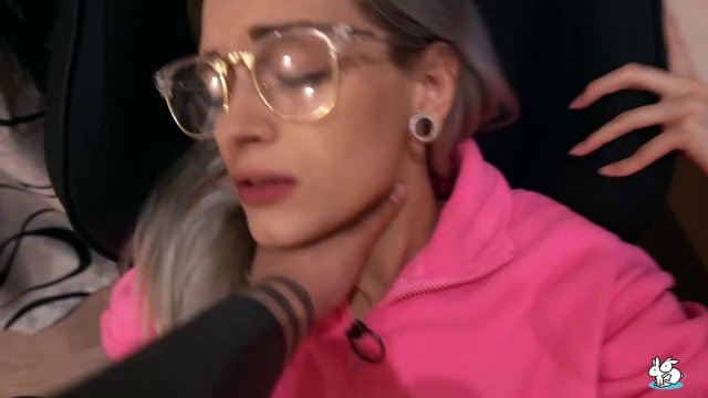 Превью Мамка в розовой блузке трахнула молодого сына подруги № 35367