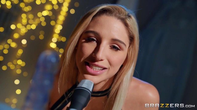 Превью Блондинке хочется подставлять писечку под военный член № 35413