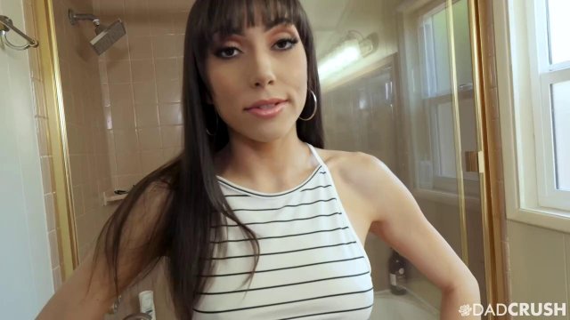 Превью Брюнетка на бордовом одеяле встретилась для секса с курьером № 35424