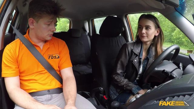 Превью Пассажирка заглатывает громадный член водителя в машине № 35434