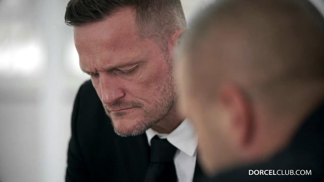 Превью Телохранитель ебется с замужней звездой на стуле и кончает № 35446