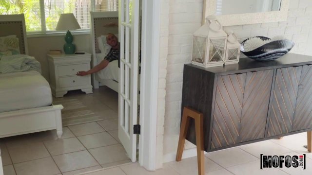 Превью Лысый на диване елозит толстым фаллосом внутри вагины подруги № 35452