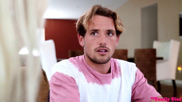 Превью Парень расслабляется с пошлой подругой на диване и кончает в нее № 35454