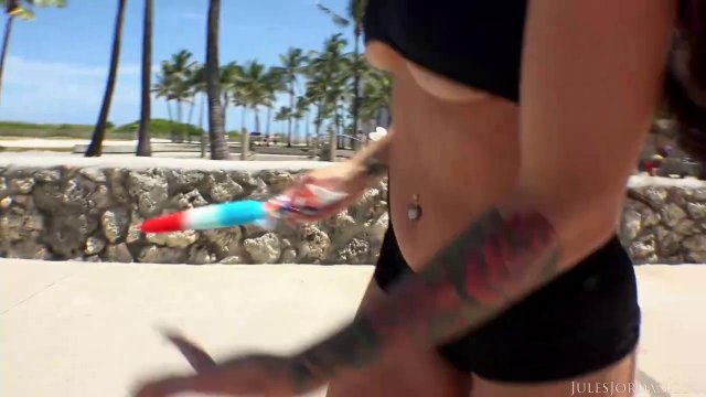 Превью Жопастая татуированная девка получает в анал толстый член любовника № 35458