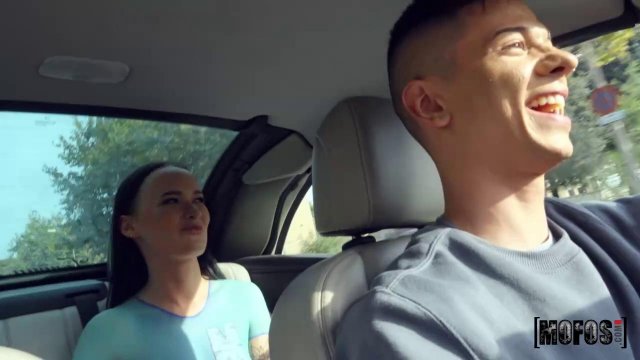 Превью Футболистка скользит красивыми дырками по стояку тренера № 35464