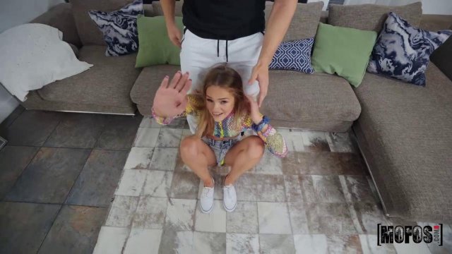 Превью Стройняша в желтых трусиках полирует сочную палку ебаря № 35466