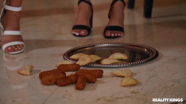 Превью Развратная официантка увела мужа у клиентки и дала в жопу № 35492