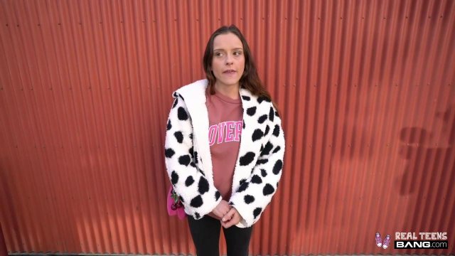 Превью Мужик в черной майке натирает сочную пилотку студентки № 35500