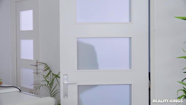 Превью Парень разминает крепкой палкой молодое влагалище подруги № 35513