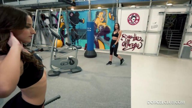 Превью Девушки сосут один большой член и трахаются с тренером № 35555