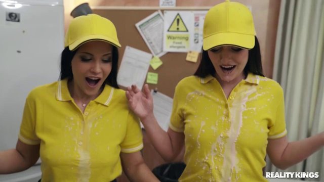 Превью Грубый секс втроем устроил парень с толстым членом подругам № 35573