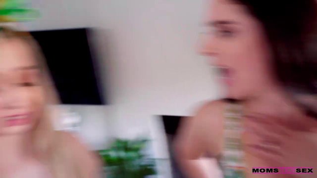 Превью Двойной отсос подарили девушки парню во время секса втроем № 35578