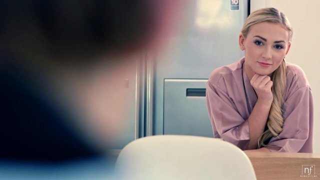 Превью Бритая пилотка девушки течет от проникновения члена коллеги № 35614