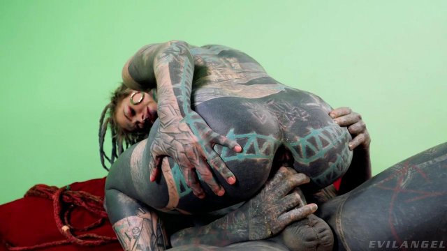 Превью Татуированная девица трахается во всех позах со своим приятелем № 35615