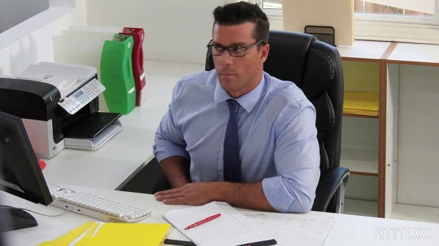 Превью Начальник трахает в пизду новую сотрудницу в своем кабинете № 35673