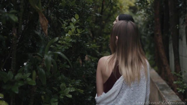 Превью Лесбиянки целуются и вылизывают гладкие письки друг друга № 35685