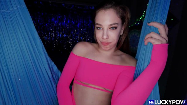 Превью Девушка в чулках отсасывает длинный пенис парня на вечеринке № 35692