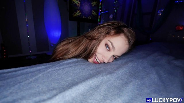 Девушка в чулках отсасывает длинный пенис парня на вечеринке