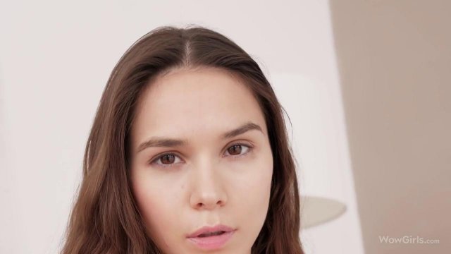 Превью Худая девушка мастурбирует письку пальцами на стуле № 35732