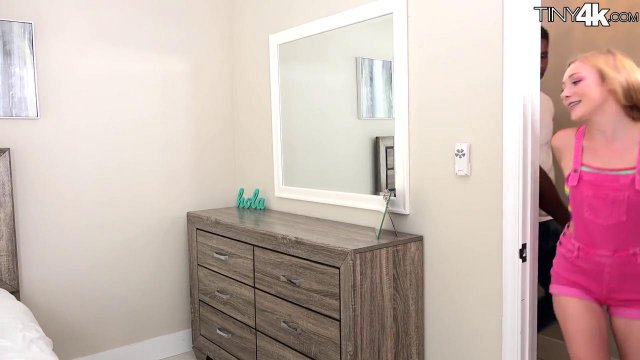 Превью Блондинка отсасывает огромный член и ебется с негром на кровати № 35737