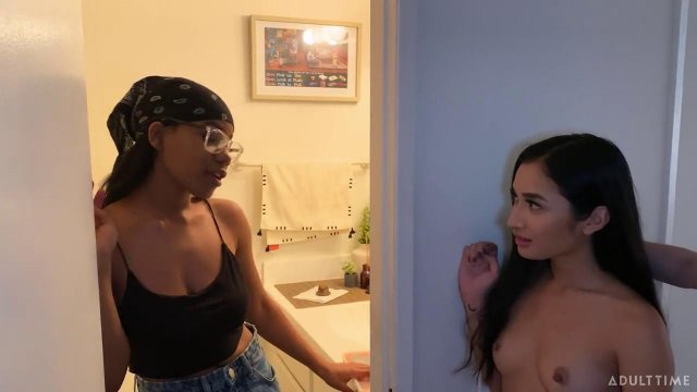 Превью Лесбиянки дрочат свои письки и мастурбируют ярким вибратором № 35738