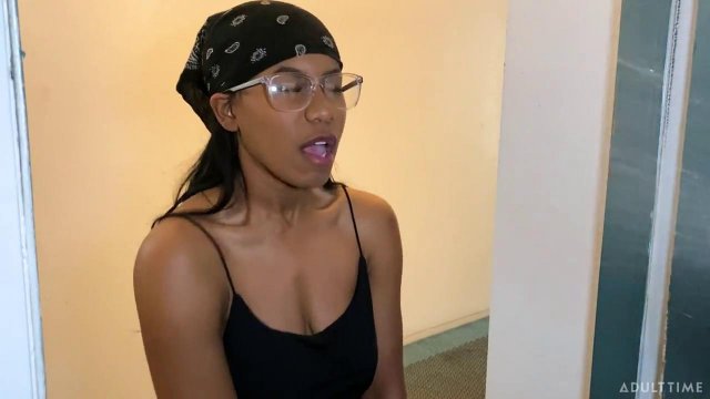 Превью Лесбиянки дрочат свои письки и мастурбируют ярким вибратором № 35738