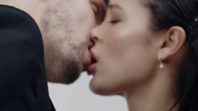 Превью Нежный секс раком с очаровательной брюнеткой на большой кровати № 35739