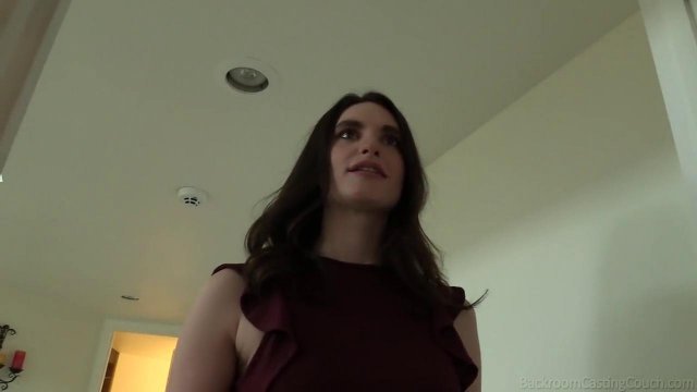 Превью Девушку ебут в письку на столе во время приватного порно кастинга № 35740