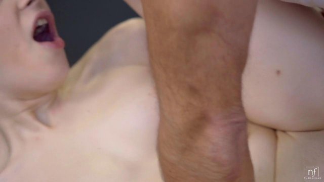 Превью Спортивная девушка красиво трахается с тренером в спорт зале № 35745