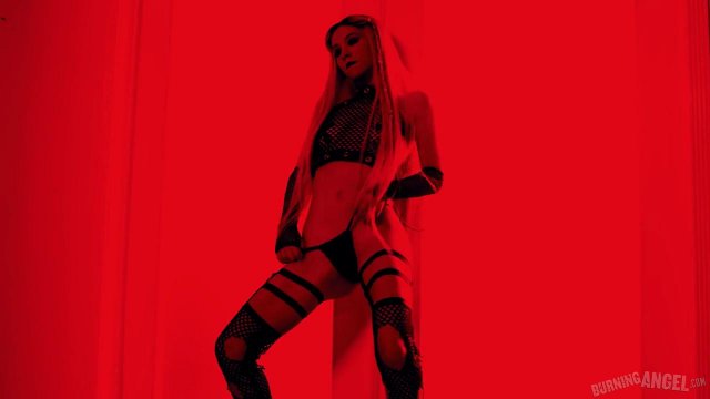 Превью Грубый секс с блондинкой в чулках на удобном диване перед камерой № 35747