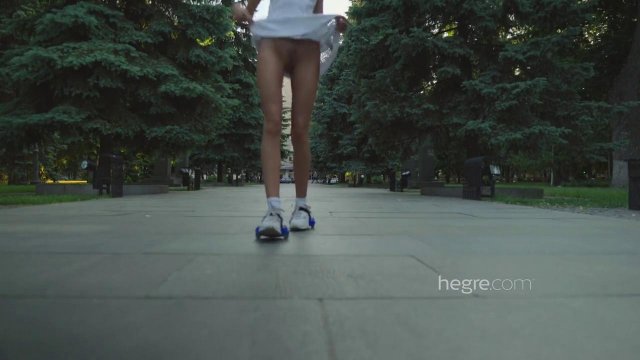 Превью Голая девушка показала свою аппетитную письку на камеру № 35762