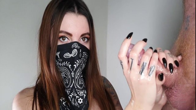 Превью Мастурбация члена крупным планом в исполнении брюнетки № 35775