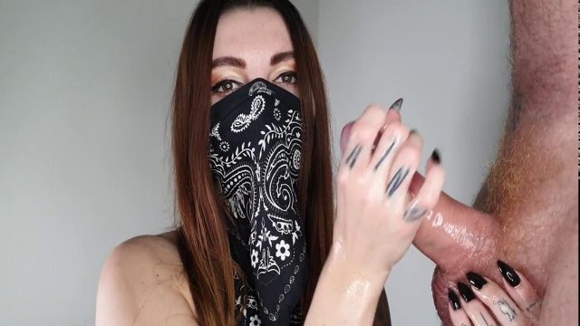 Мастурбация члена крупным планом в исполнении брюнетки