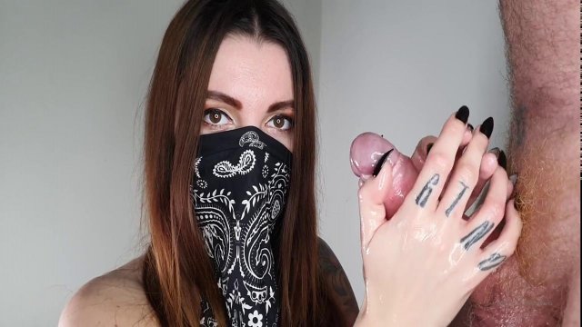 Превью Мастурбация члена крупным планом в исполнении брюнетки № 35775