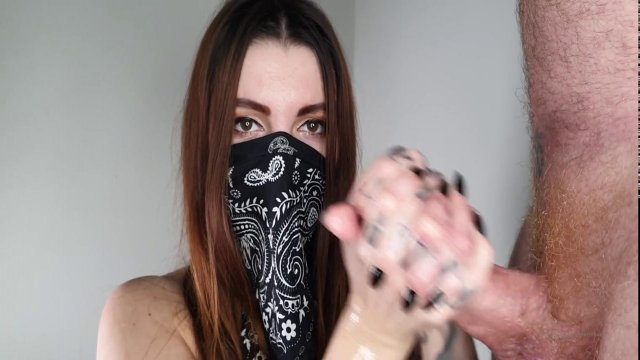 Превью Мастурбация члена крупным планом в исполнении брюнетки № 35775