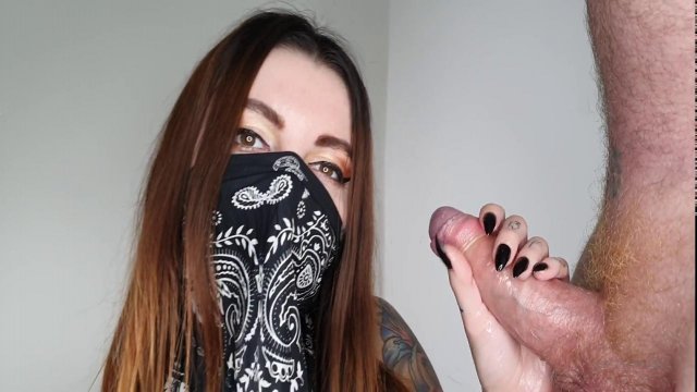 Превью Мастурбация члена крупным планом в исполнении брюнетки № 35775