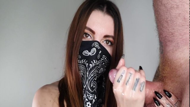 Превью Мастурбация члена крупным планом в исполнении брюнетки № 35775